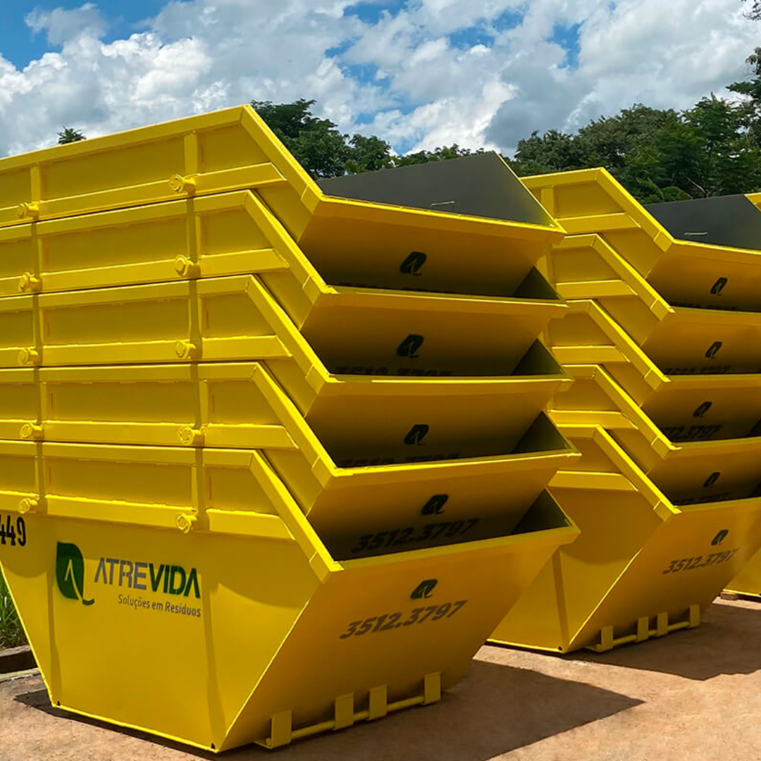 Caçambas de 5m³ amarelas empilhadas